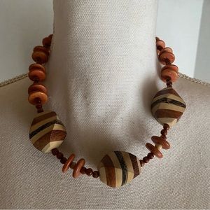 285 - wooden beaded retro statement necklace